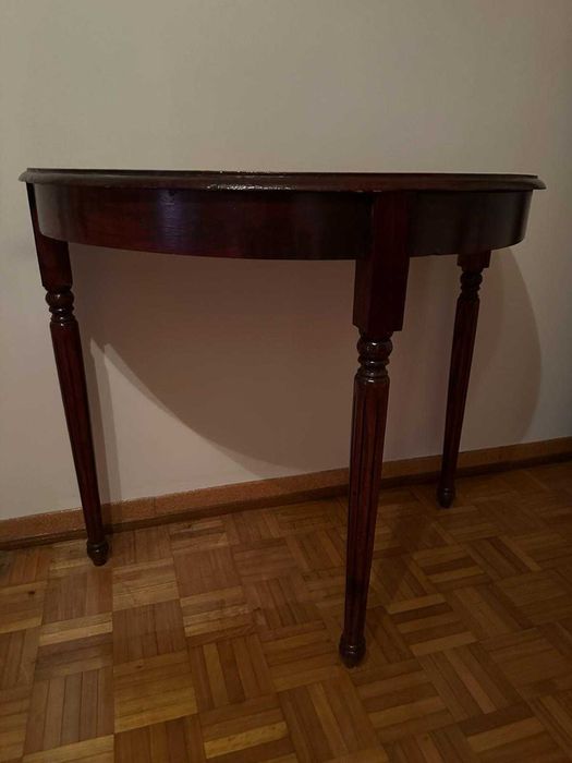 Aparador de madeira maciça em formato de meia lua