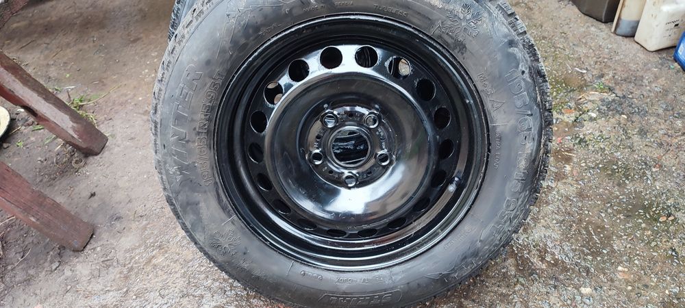 Продам дві покришки зимової резини на шкода Октавія R15 112/5  195/65