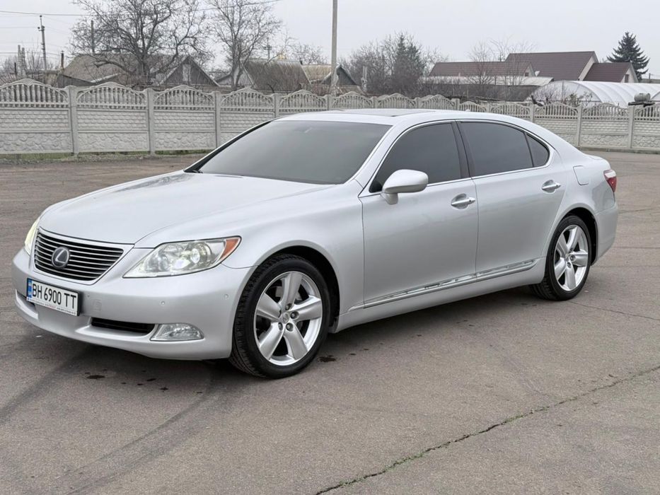 Lexus LS-460 Ottoman