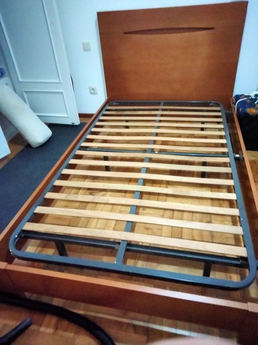 Cama de madeira com estrado