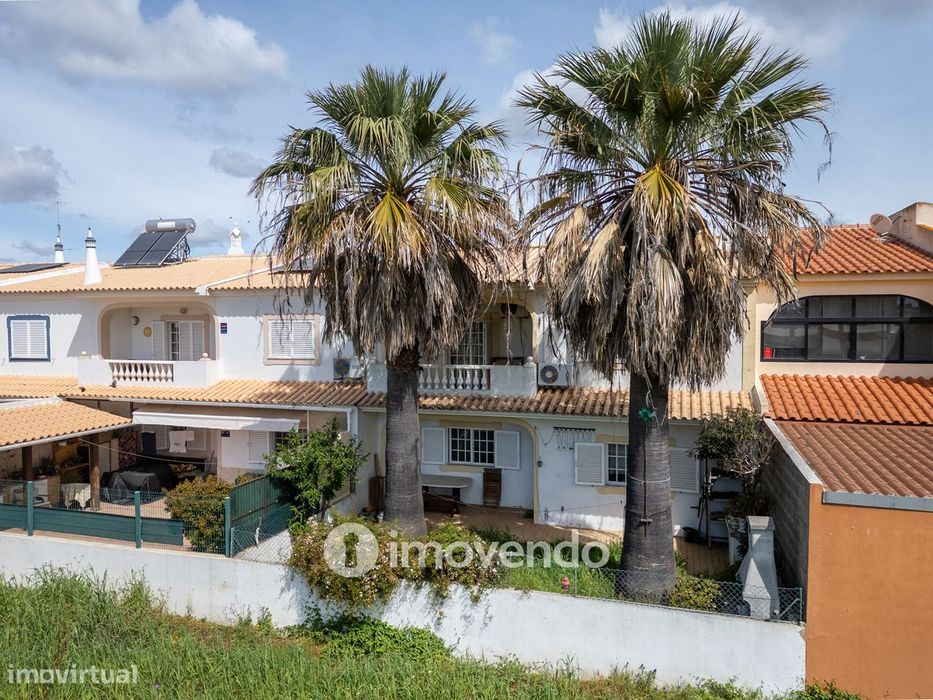Moradia T4, com áreas amplas e jardim, em Faro
