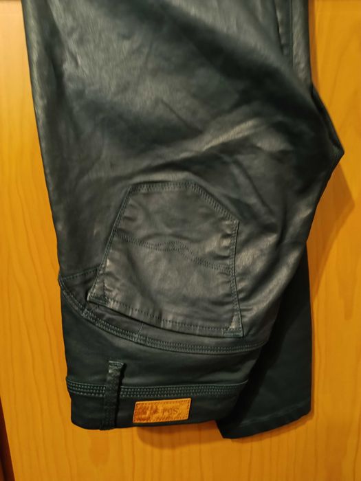 Calças em ECOPELE da salsa cor verde seco