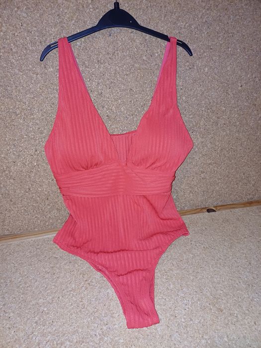 Fato de banho tamanho L. Novo.
Vermelho. 
Veste muito bem.