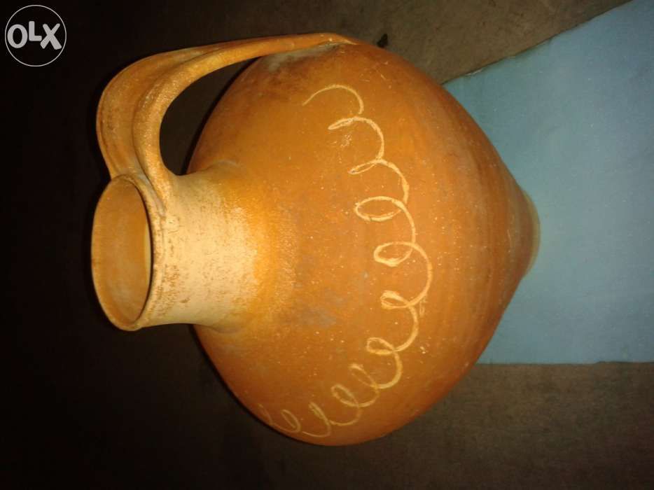 1 Rádio antigo, bacias, jarro, taças, outras antiguidades.