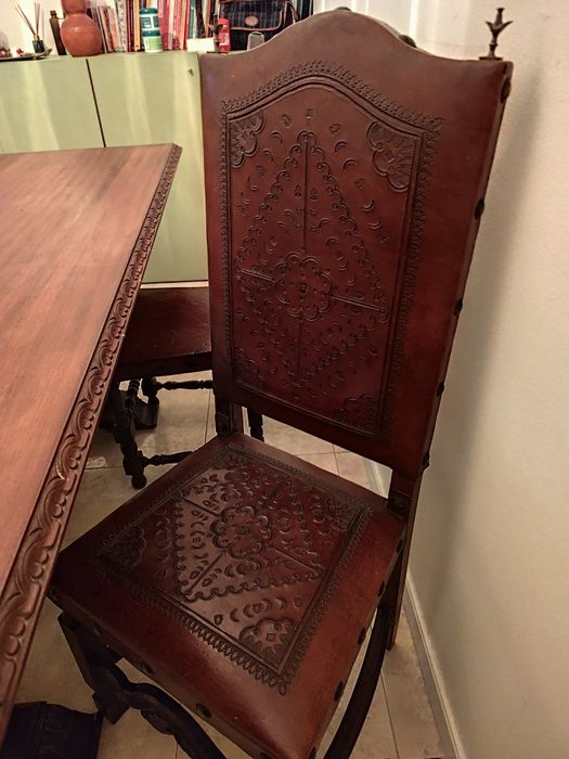 Mesa madeia de sala jantar e 4 cadeiras