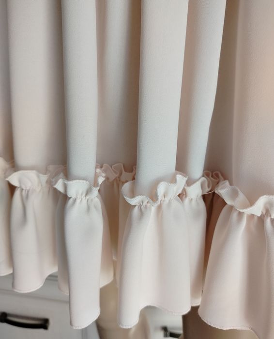 XS S M kremowa nude sukienka 2 sposoby hiszpanka falbany Varlesca