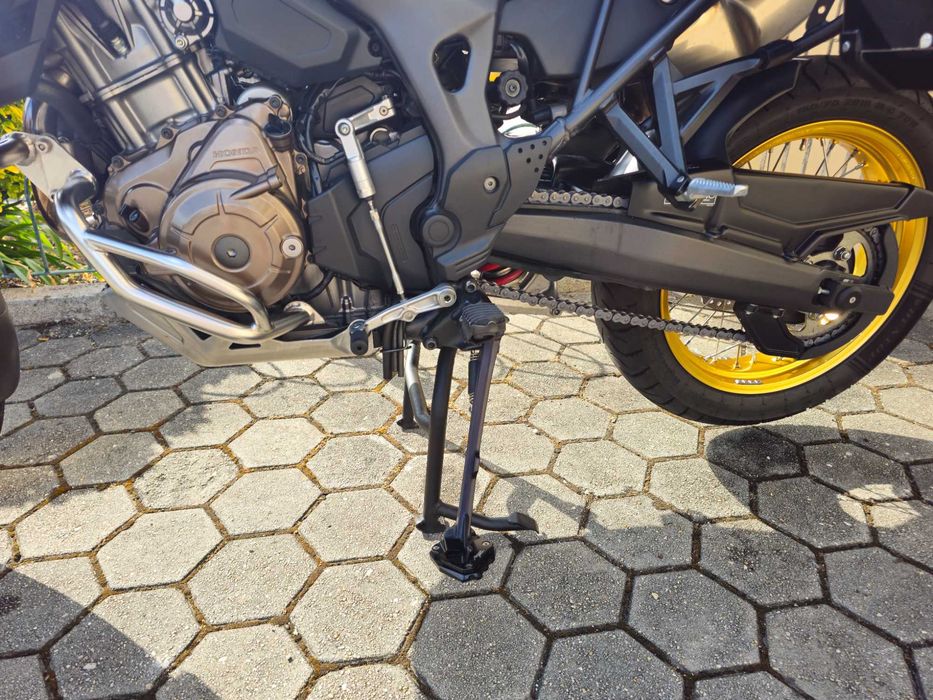 Vendo Honda Africa Twin Adventure Sports de 2019, com apenas 17.800 km, em excelente estado geral, muito estimada e pronta para qualquer aventura.