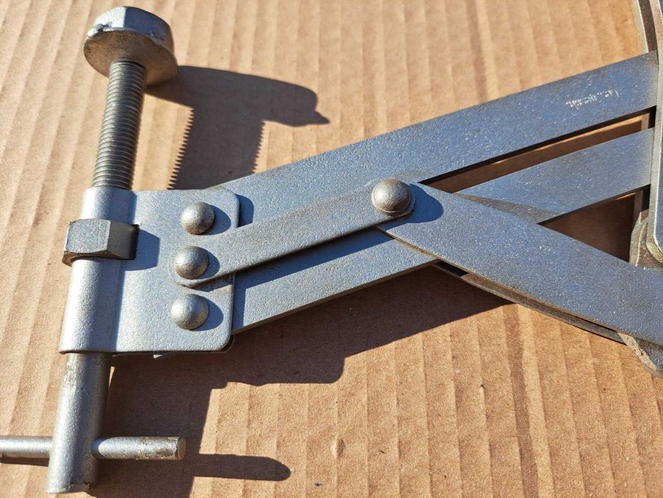 Serviço de limpeza de peças a jato de granalha de vidro.