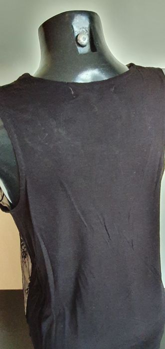 Czarny top Internacionale z koronką i koralikami.