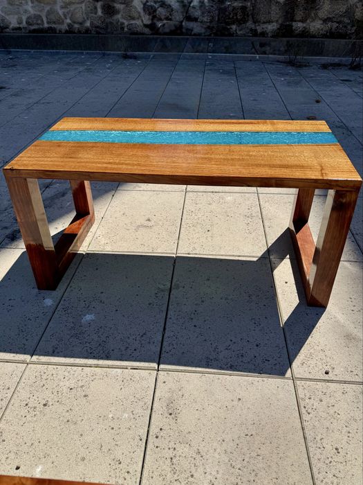 Coffee Table em Carvalho & Resina Epóxi — Peça Única  Preço: 800 €  Coffee table artesanal feita à mão em madeira maciça de carvalho e resina epóxi,