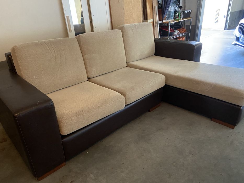 Sofa 3 lugares  bege e revestimentos em couro