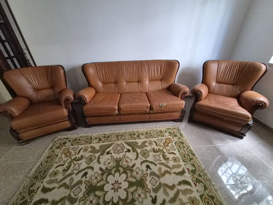 Conjunto Sofás em Pele: Sofá-Cama 3 Lugares + 2 Poltronas Clássicas