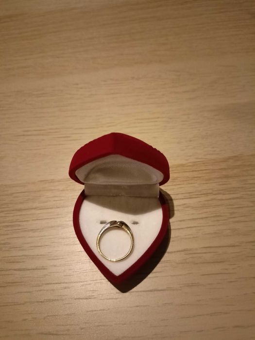 Pierścionek z brylantem