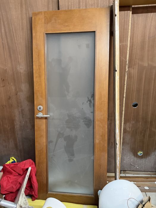 Porta em Madeira com vidro Fosco