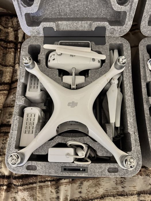 2 дрони DJI phantom 4