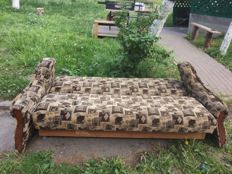 Продам диван з незначними пошкодженнями.