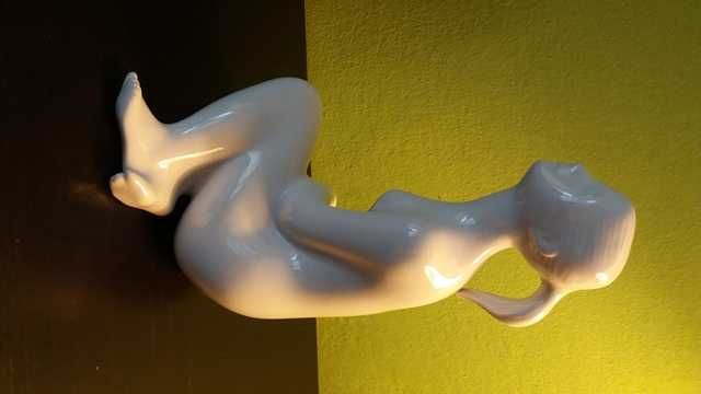 Porcelanowa Siedząca dziewczyna wykonana w 1960 roku
