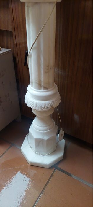 Coluna de pedra com luz