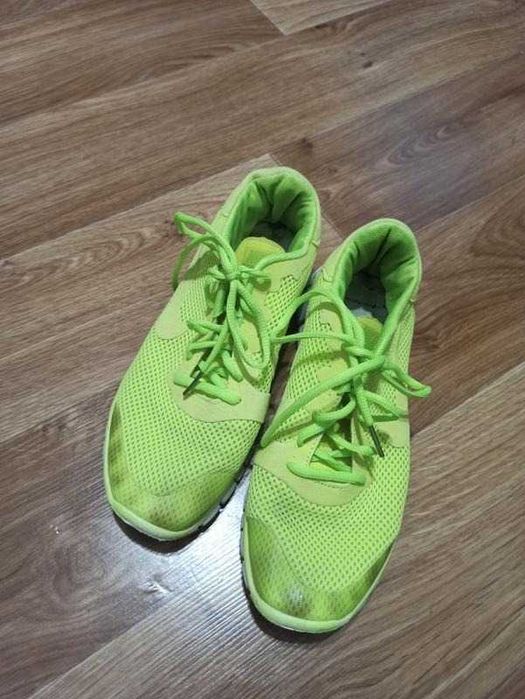 Фірмові кросівки 39 розмір
Nike