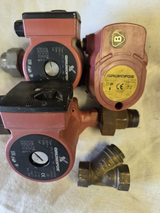 Pompy grundfos z demontażu instalacji grzewczej.