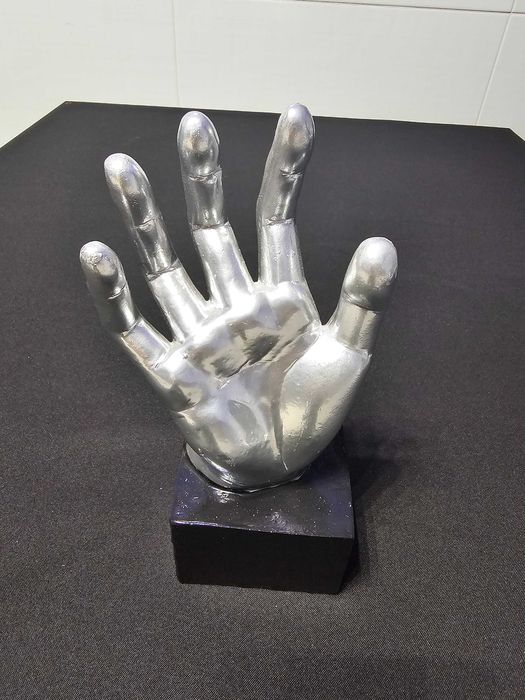 Estatuas modernas de mãos prateadas