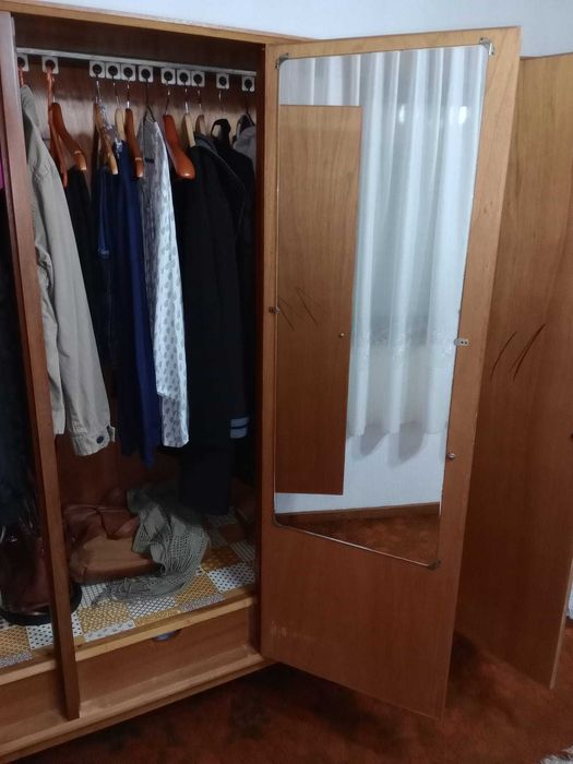 Espaçoso Guarda-vestidos de 3 portas 1,60x0,60m com 3 gavetas