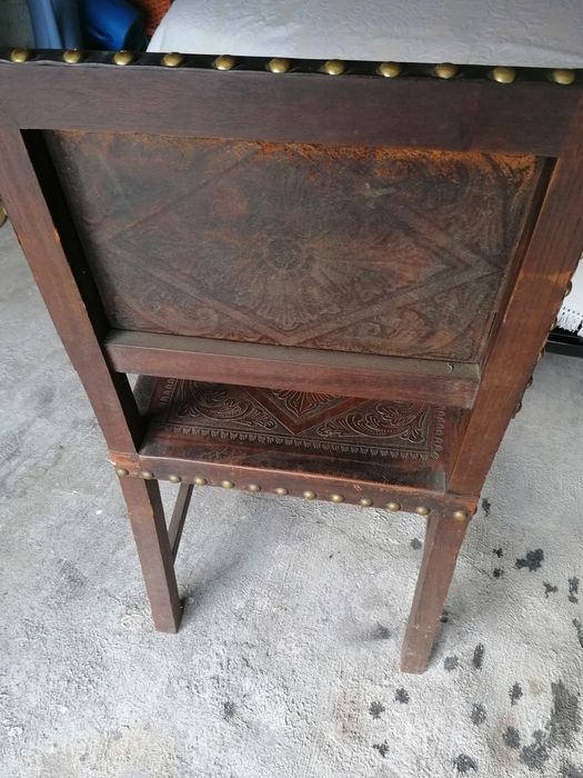 Duas poltronas antigas de couro