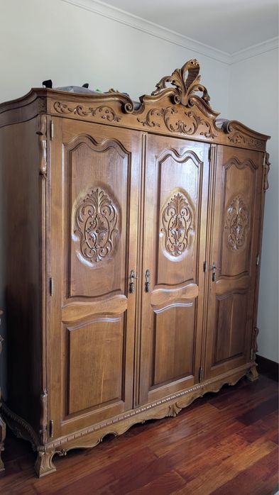 Mobilia de quarto em madeira em bom estado