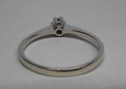 Pierścionek z diamentem brylant 0,13 ct. Białe złoto.