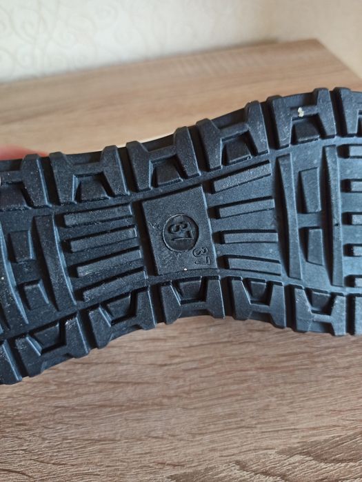 Продам кроссовки