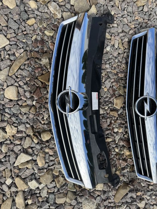 Решітка радіатора Opel (Astra H) (Zafira B) рестайл