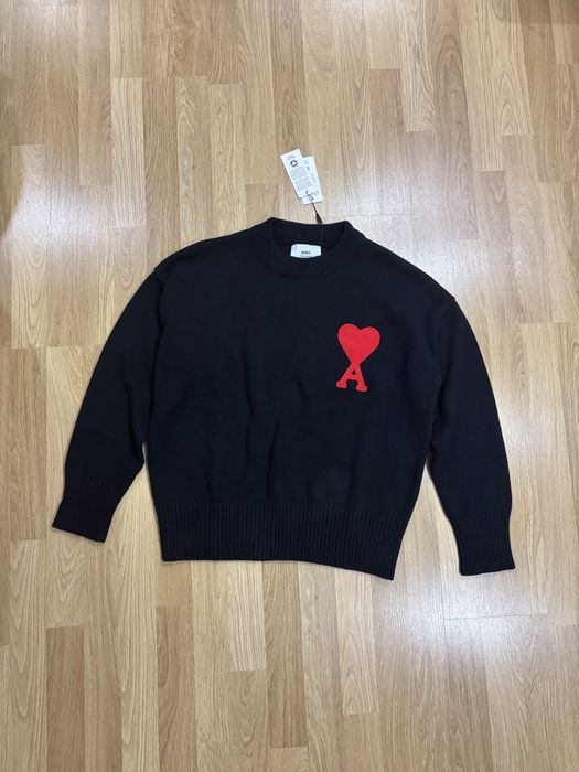 Sweter Ami Paris z czerwonym sercem