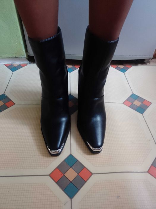 (40) Boohoo/ Czarne Botki kowbojki z blaszką w pudełku z Londynu, NOWE