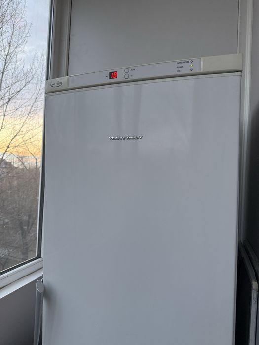 Продаю морозильну камеру Vestfrost 185см No Frost 270л