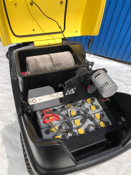 Підмітальна подметальная машина Karcher KM 100/100 R