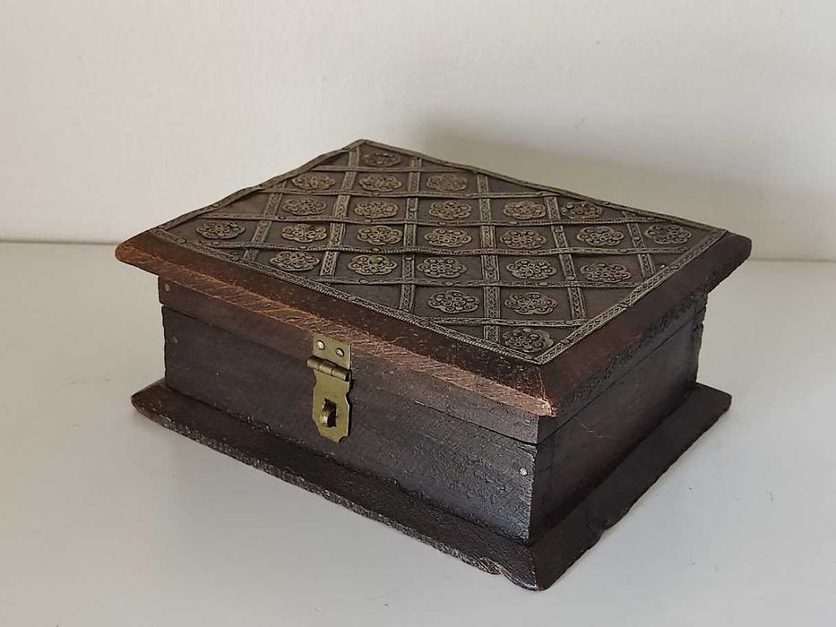 Guarda joias em madeira com fechos e incrustações em latão