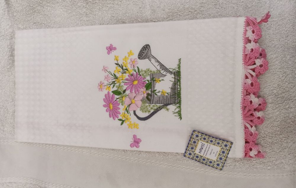 Panos com bordado e crochet