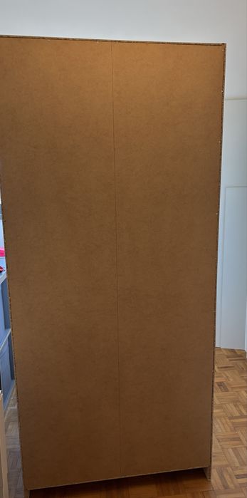 Roupeiro IKEA KLEPPSTAD e puxadores pele ÖSTERNÄS