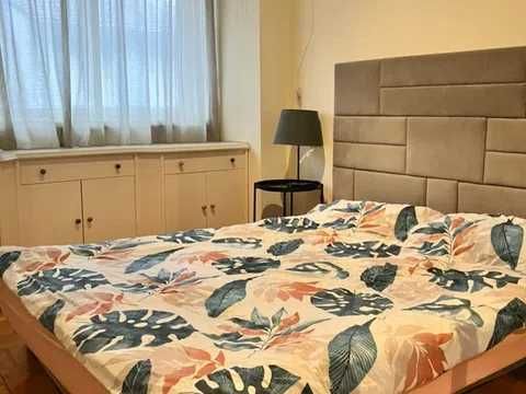 Espaçoso (140m2) T2 duplex disponível na zona de Cedofeita (Rua de Antero Quental), Porto.