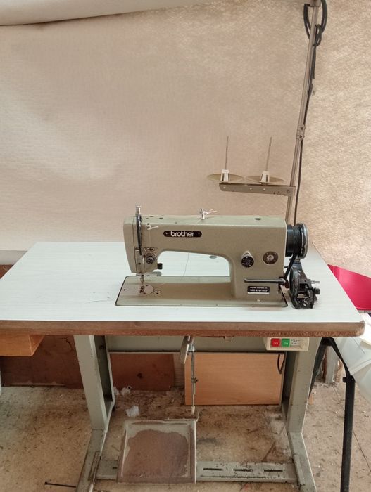 Máquina costura Mitsubishi disponível
