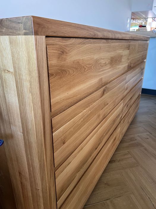 Komoda dębowa z frezowanymi podchwytami