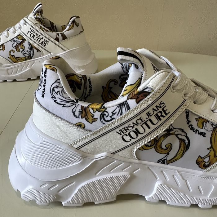 Versace. Жіночі  кросівки. Оригінал. Нові. Розмір 43.