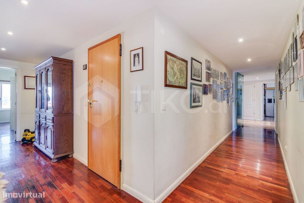 T4 com 209 m², vista 360º, sol todo o dia e garagem de 78 m² | Corroio