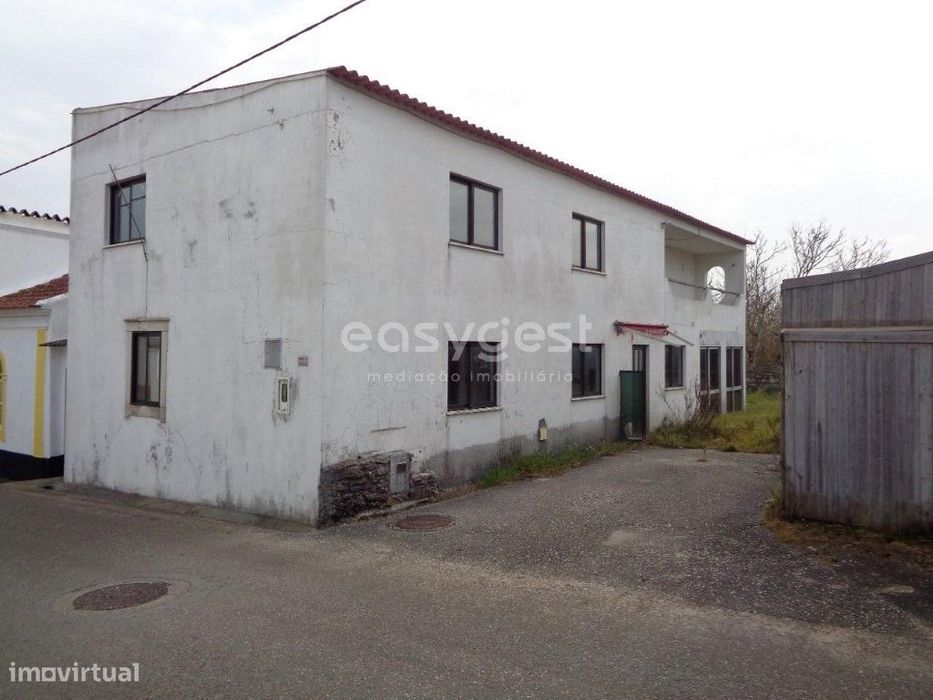 Moradia de dois pisos com terreno e anexos em Vinha da Rainha, Soure