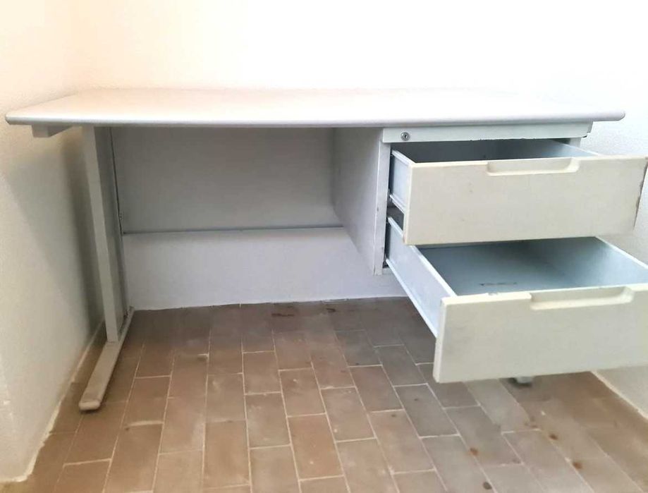 Secretárias em metal com o tampo branco