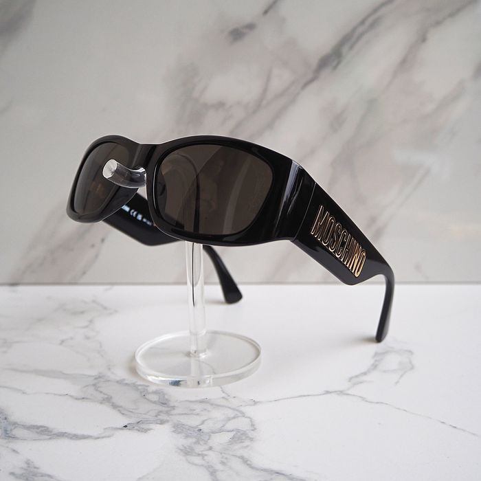 Czarne okulary przeciwsł. – stylowy dodatek z charakterem Moschino
