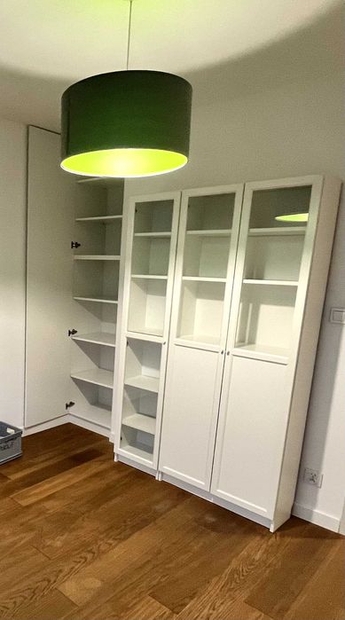 Regał biały ze szkłem