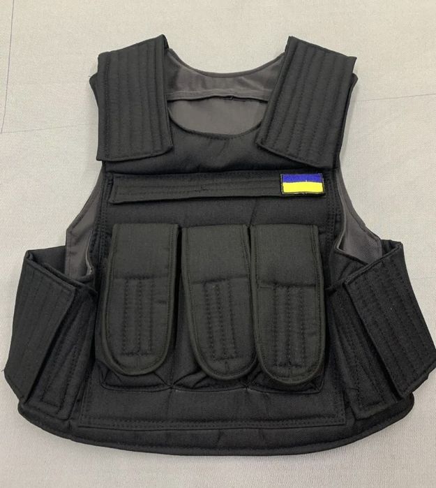 Плитоноска / броник / тактичний жилет з трьома кишенями під магазини.