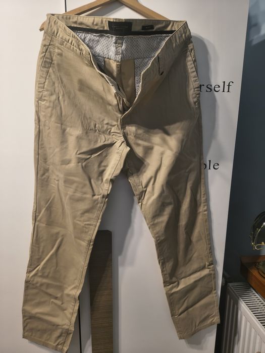 Męskie spodnie beżowe slim fit