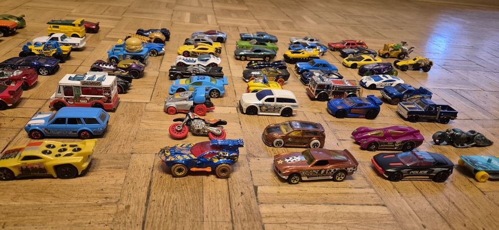 Hot Wheels samochody, autka, resorki, 83 sztuk